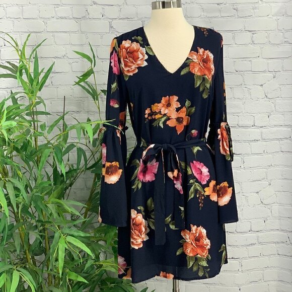 Gilli Dresses & Skirts - Gilli Navy Blue w/ Details V-Neck Lined Dress